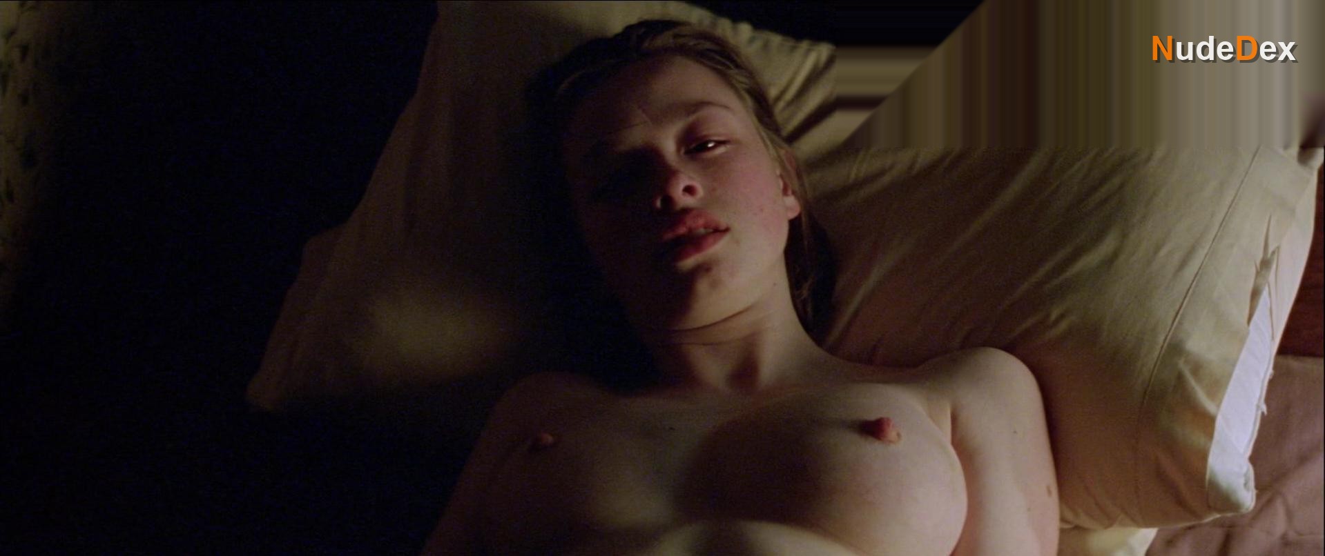 Lara Belmont in The War Zone, photo 22