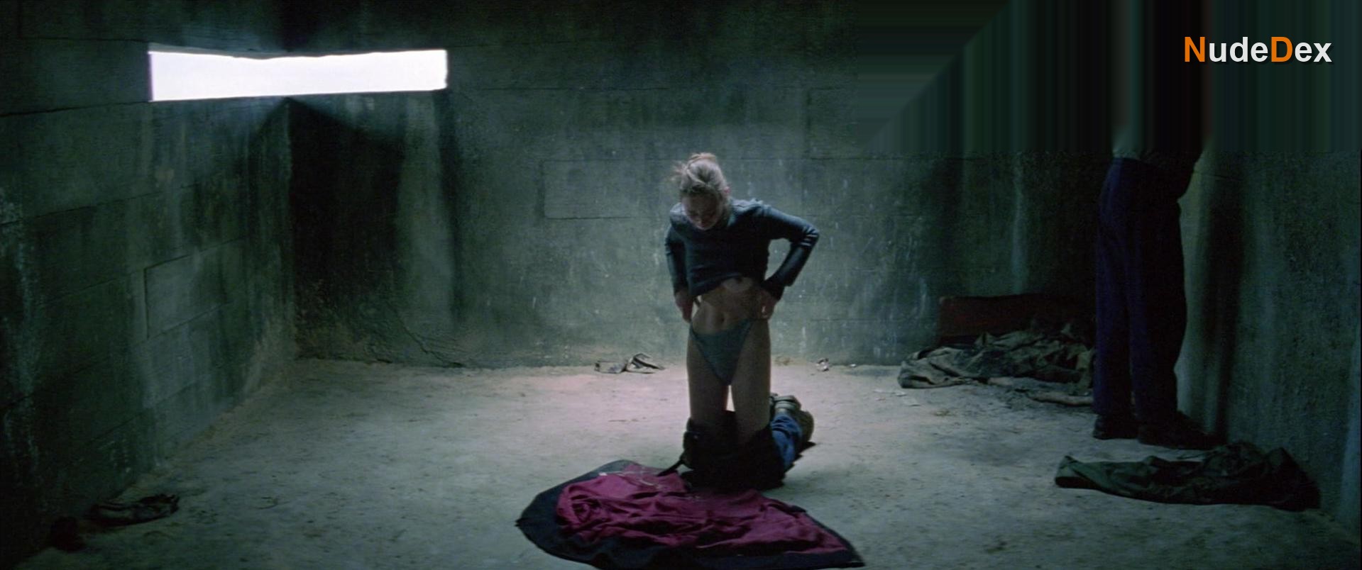 Lara Belmont in The War Zone, photo 23
