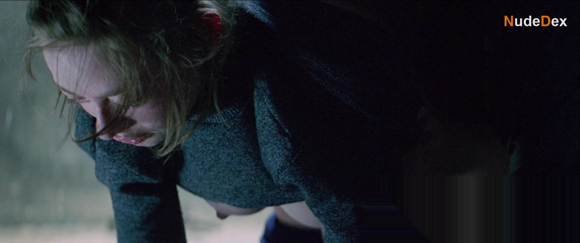Lara Belmont in The War Zone, photo 26