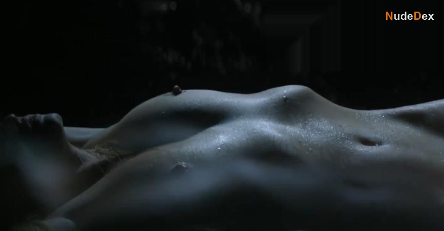 Lara Stone in En Moi, photo 3