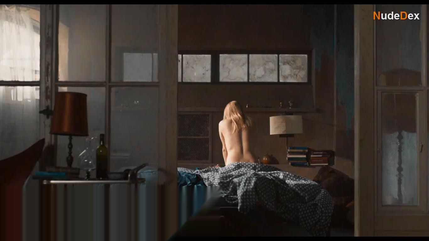 Laura Birn in Love And Fury, photo 3