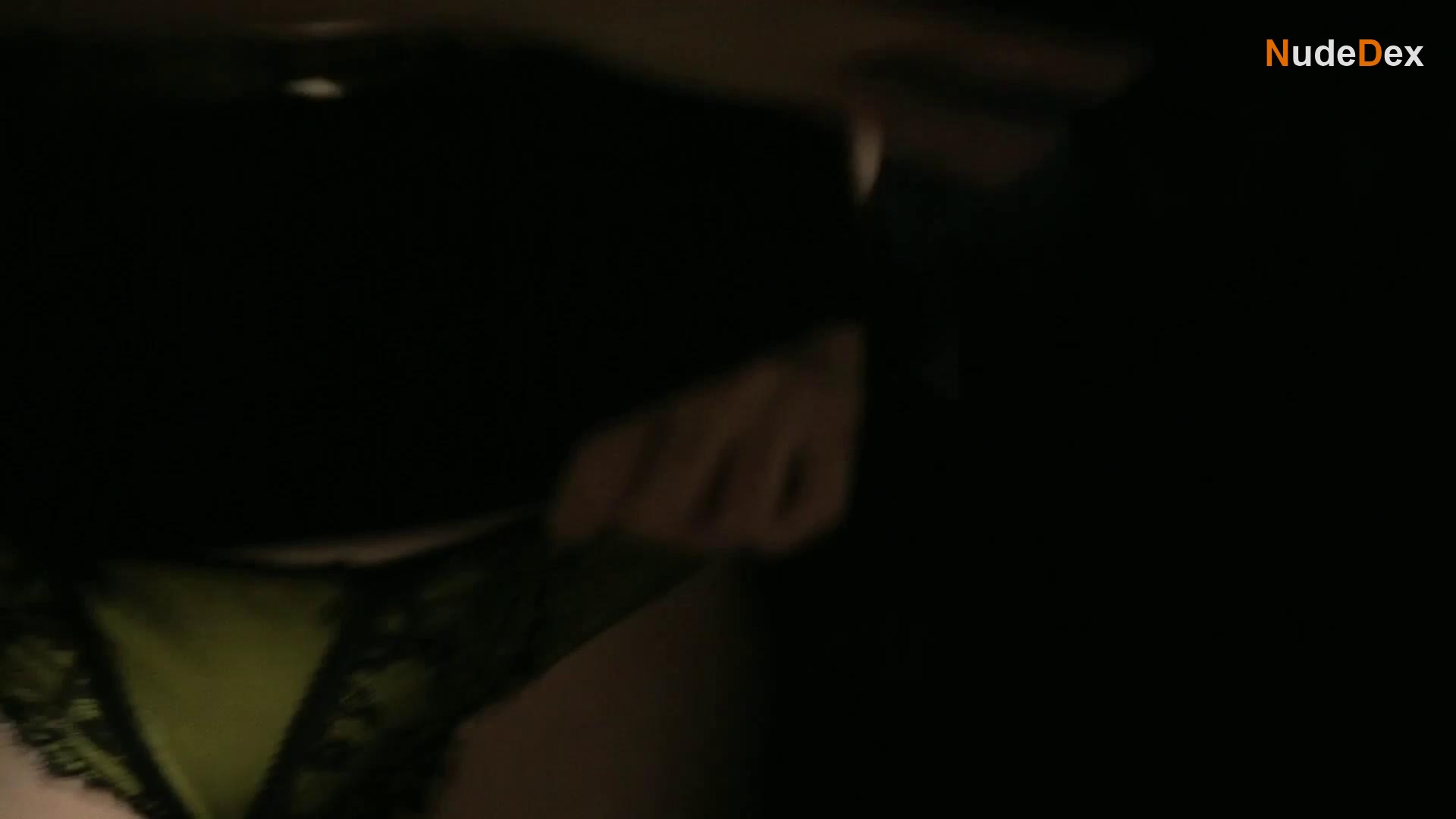 Laura Gordon in Embedded, photo 2
