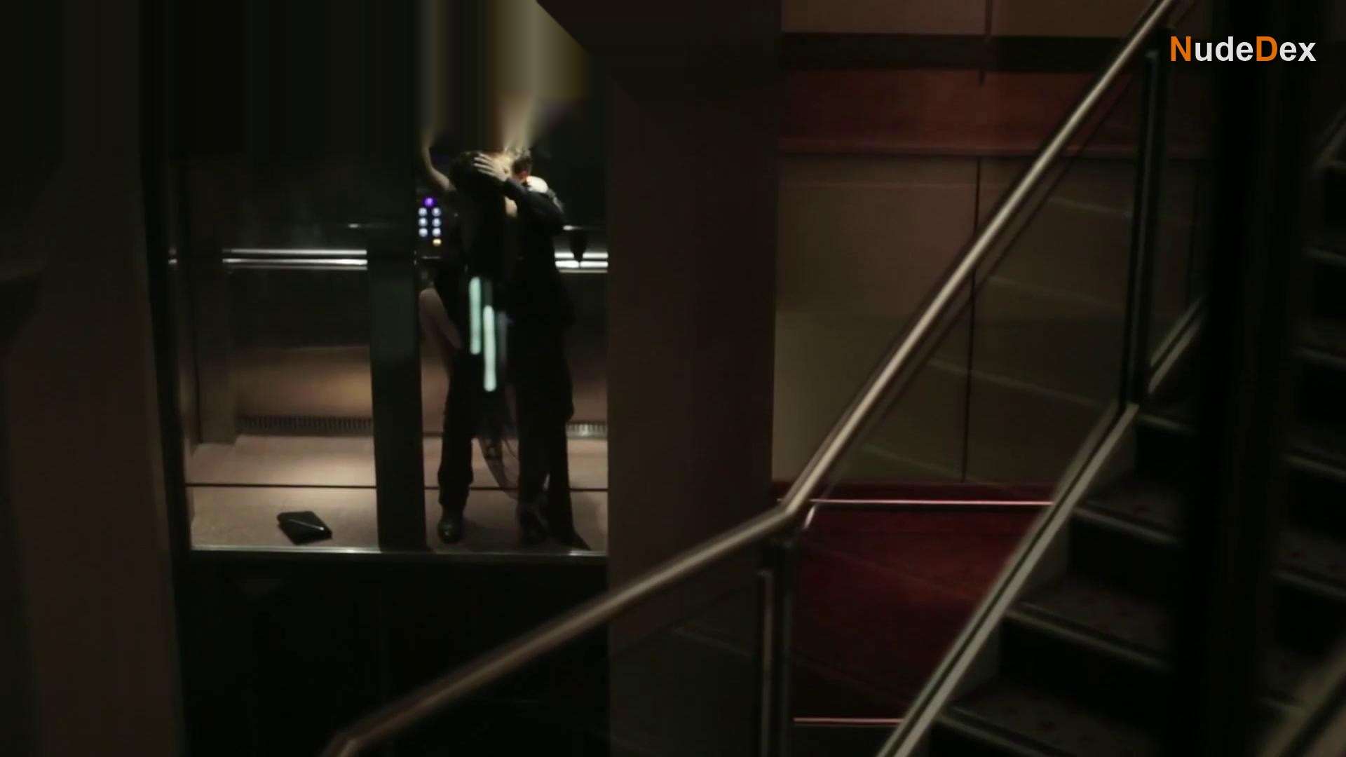 Laura Gordon in Embedded, photo 3