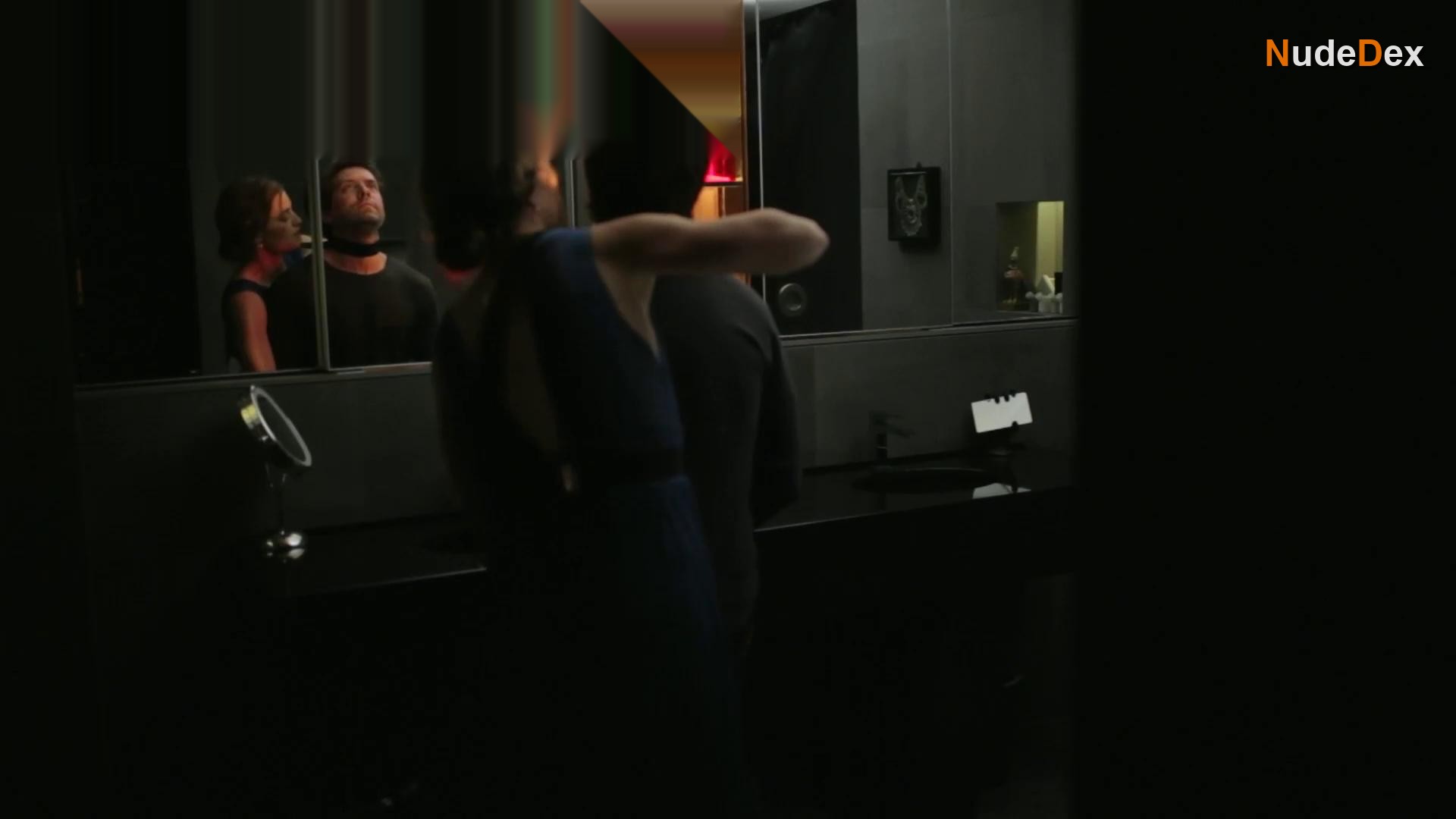 Laura Gordon in Embedded, photo 4