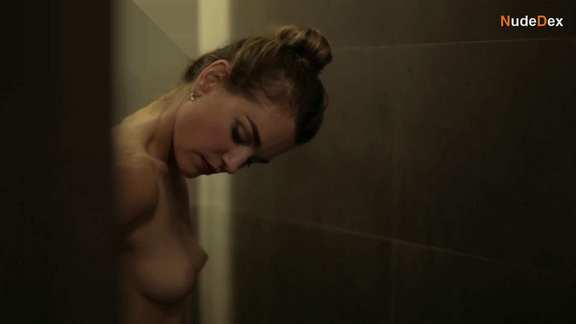 Laura Gordon in Embedded, photo 7
