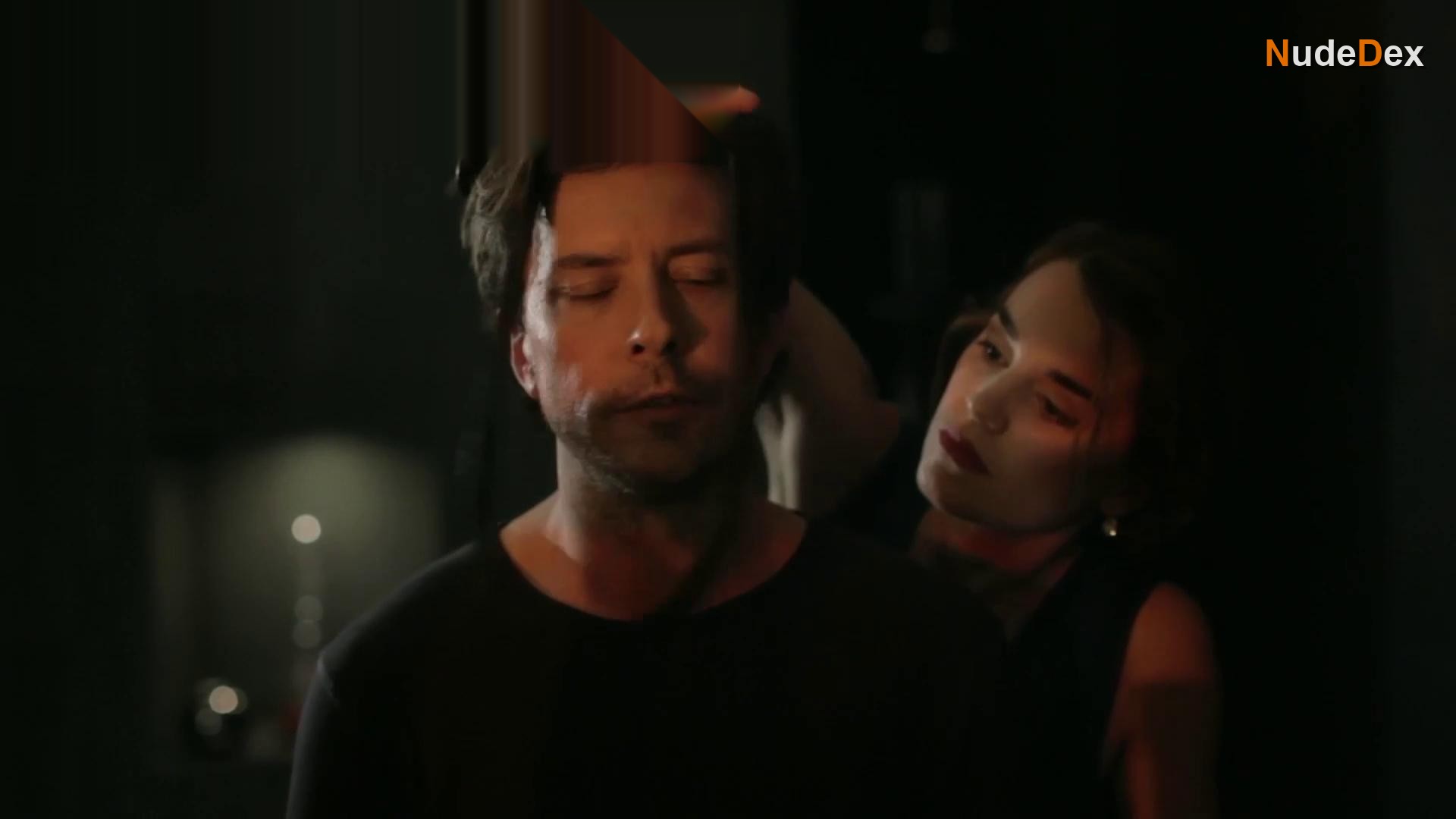 Laura Gordon in Embedded, photo 8
