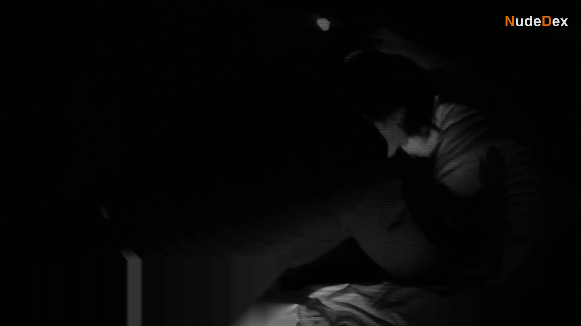 Laura Gordon in Embedded, photo 10