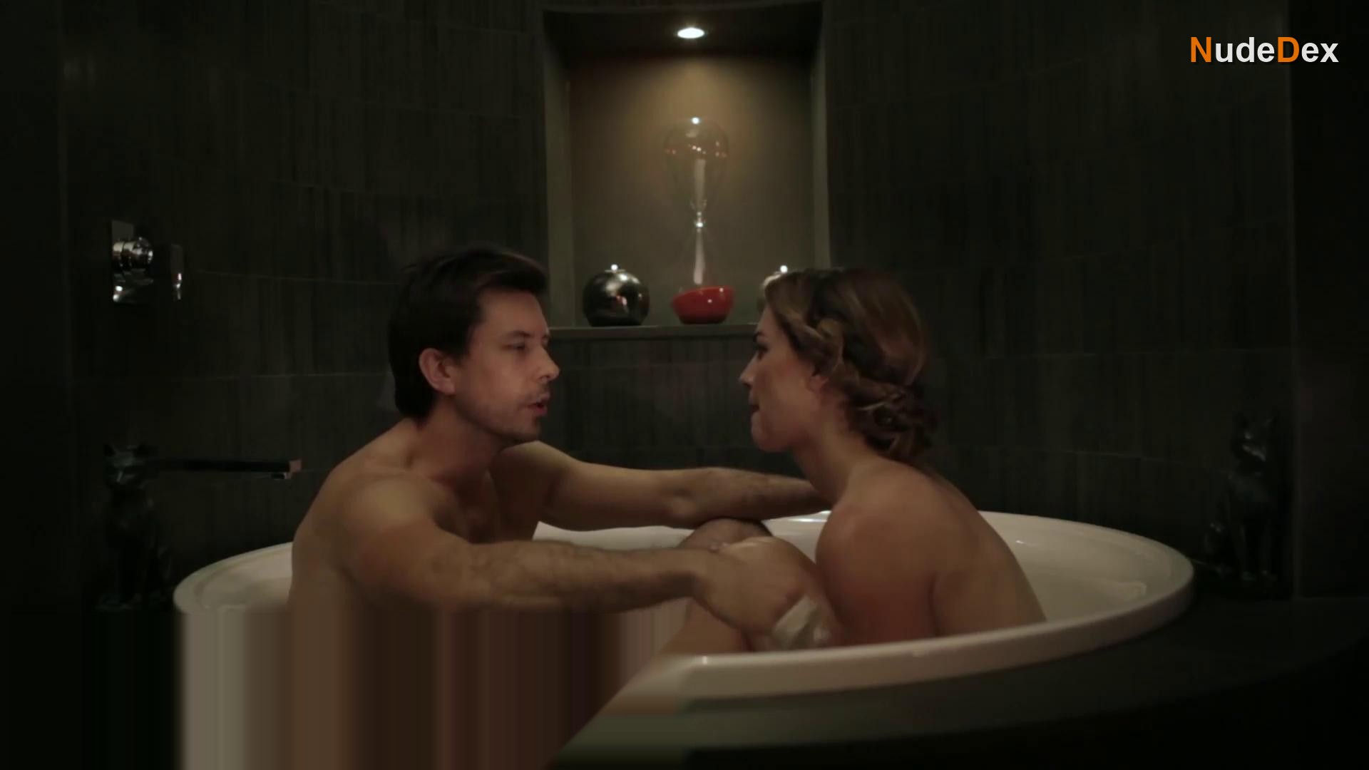 Laura Gordon in Embedded, photo 14