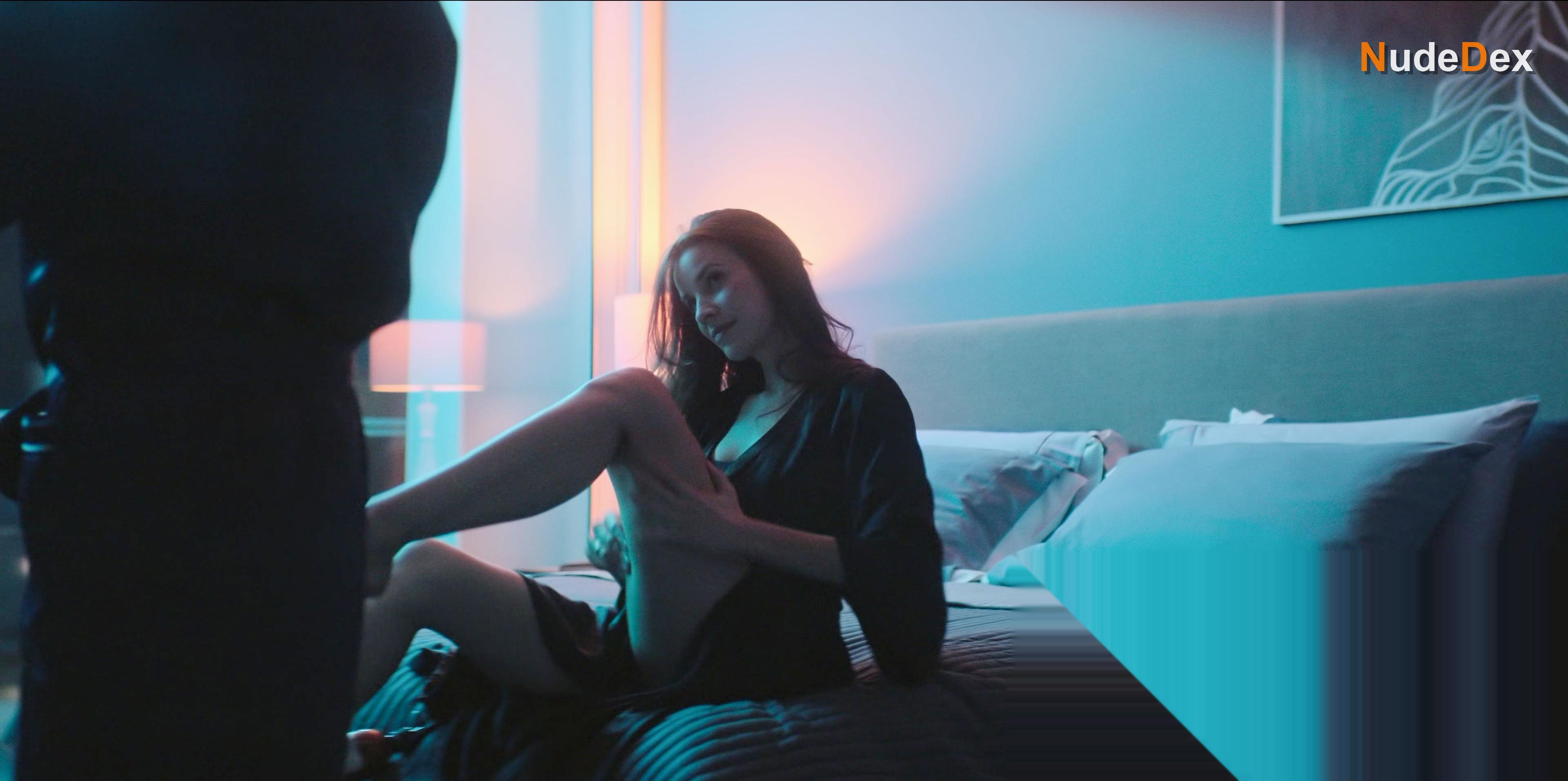 Laura Londono in The Marked Heart, photo 4