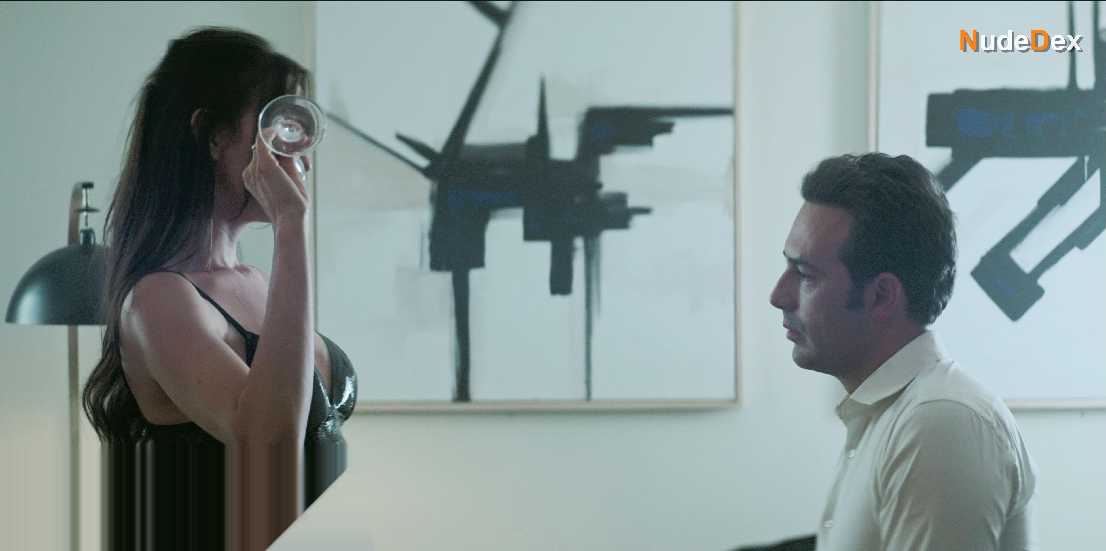 Laura Londono in The Marked Heart, photo 5