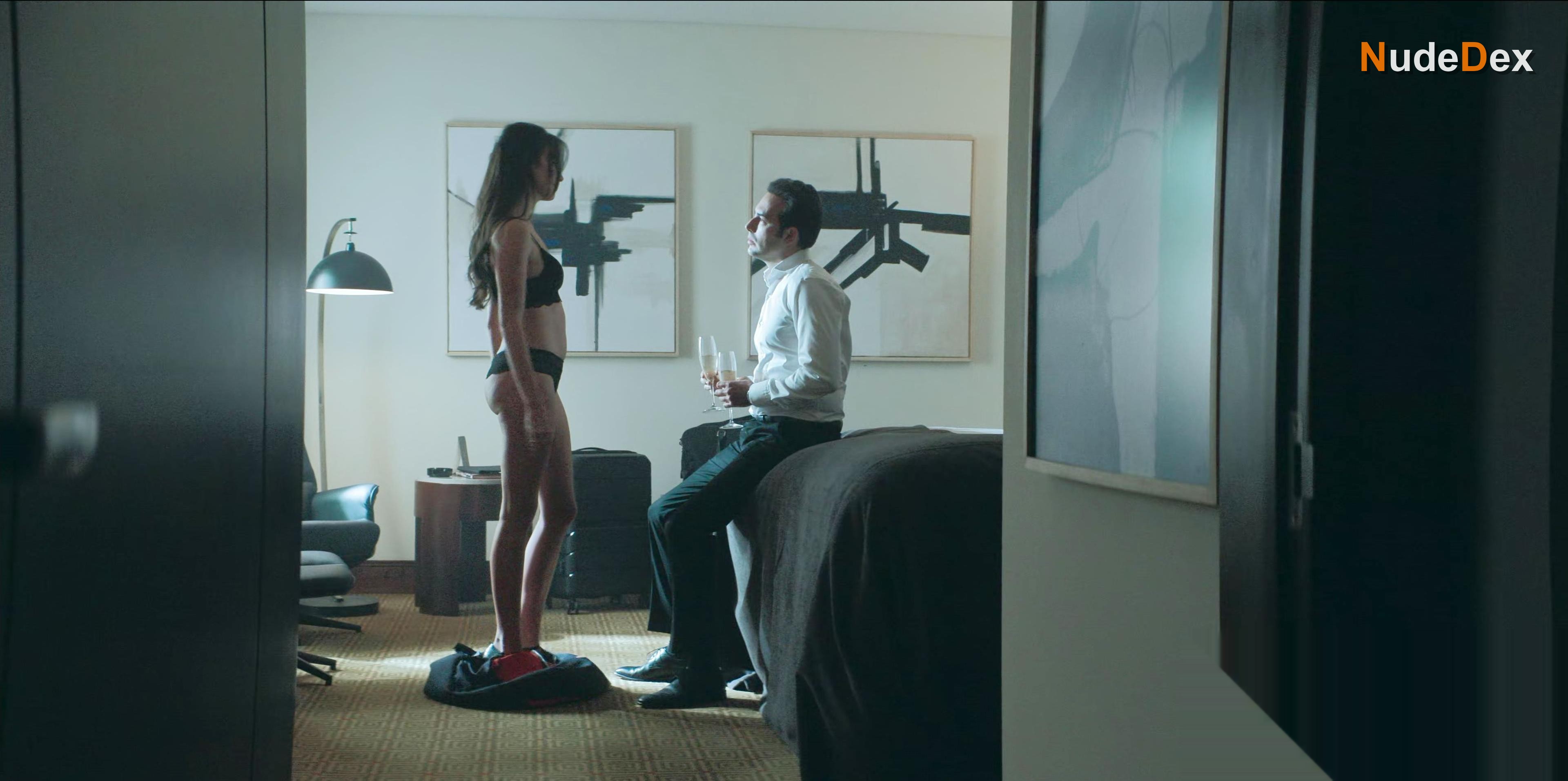 Laura Londono in The Marked Heart, photo 10