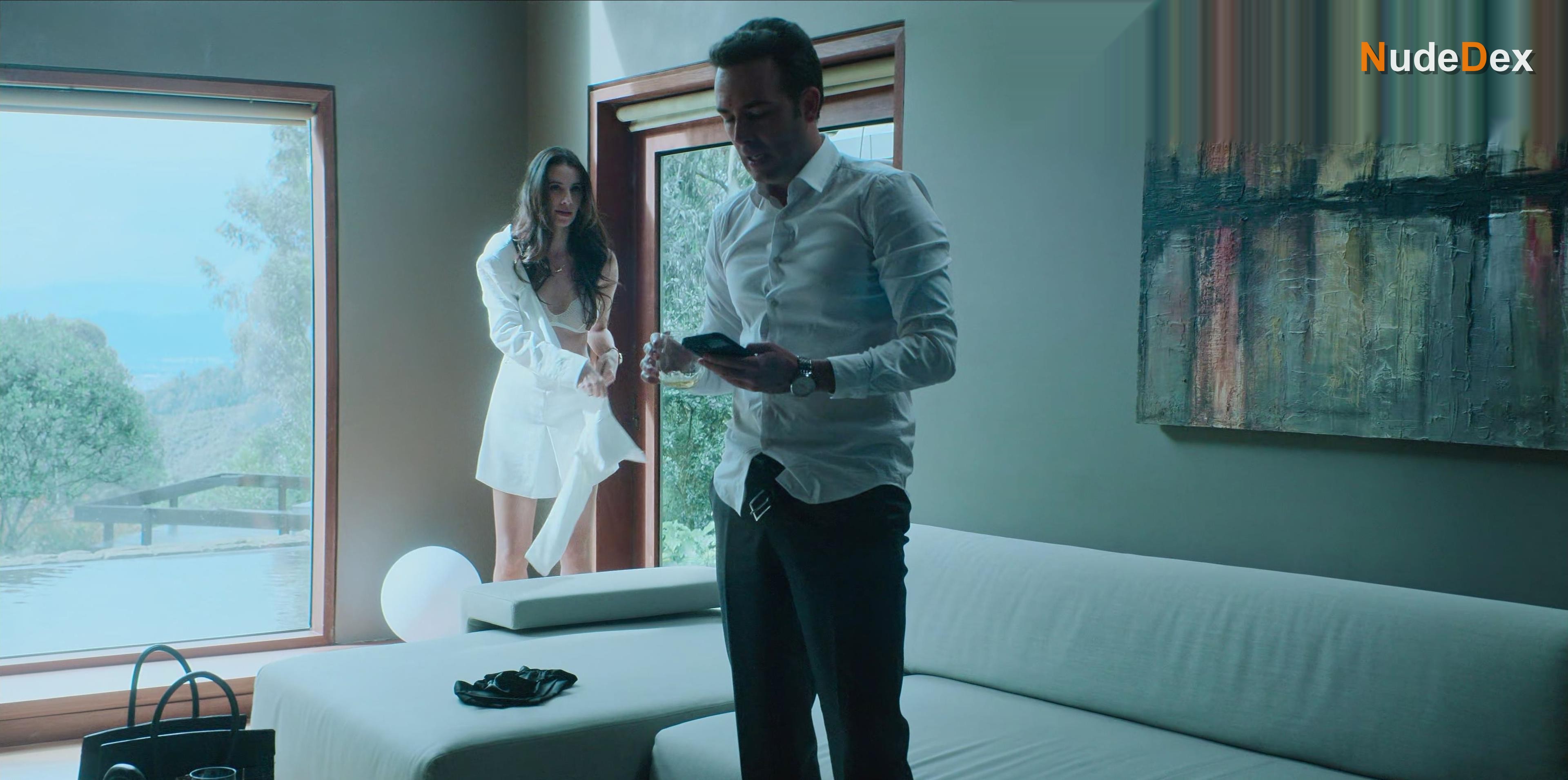 Laura Londono in The Marked Heart, photo 14