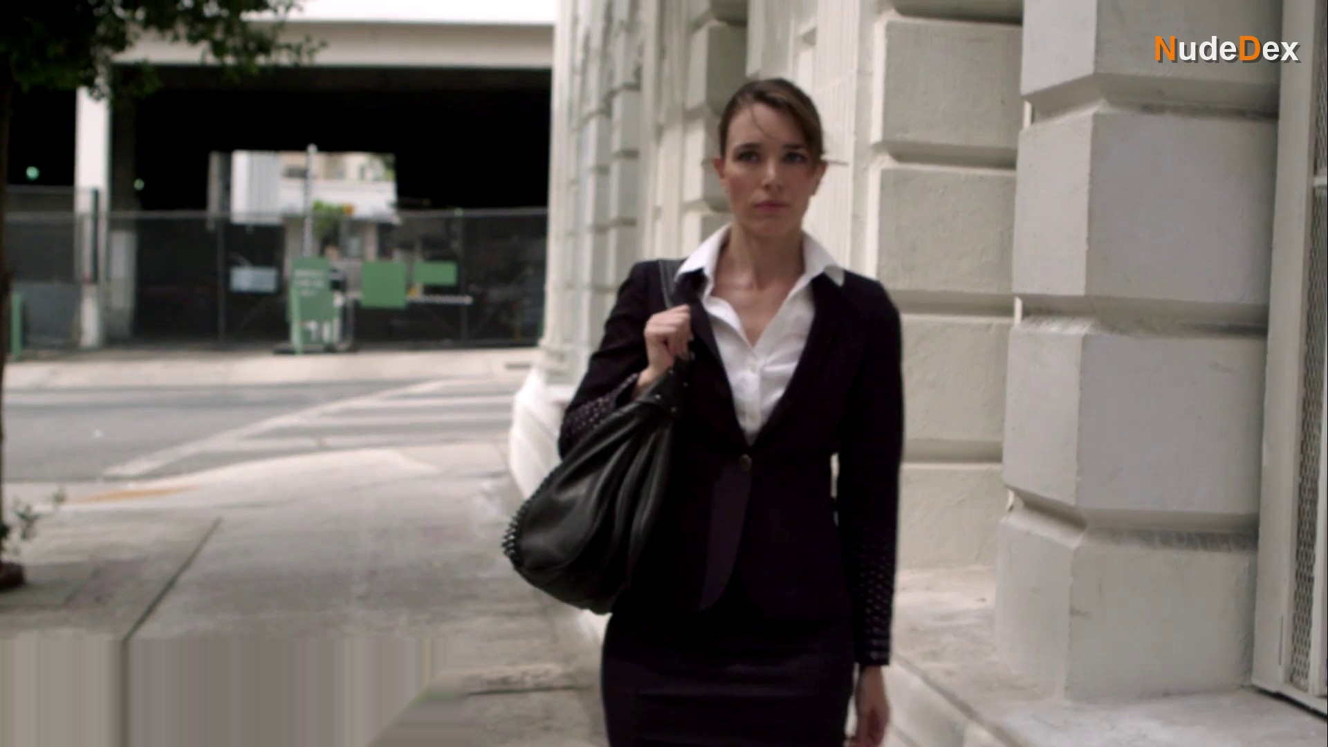 Laura Parker in Everybody Does It, photo 1