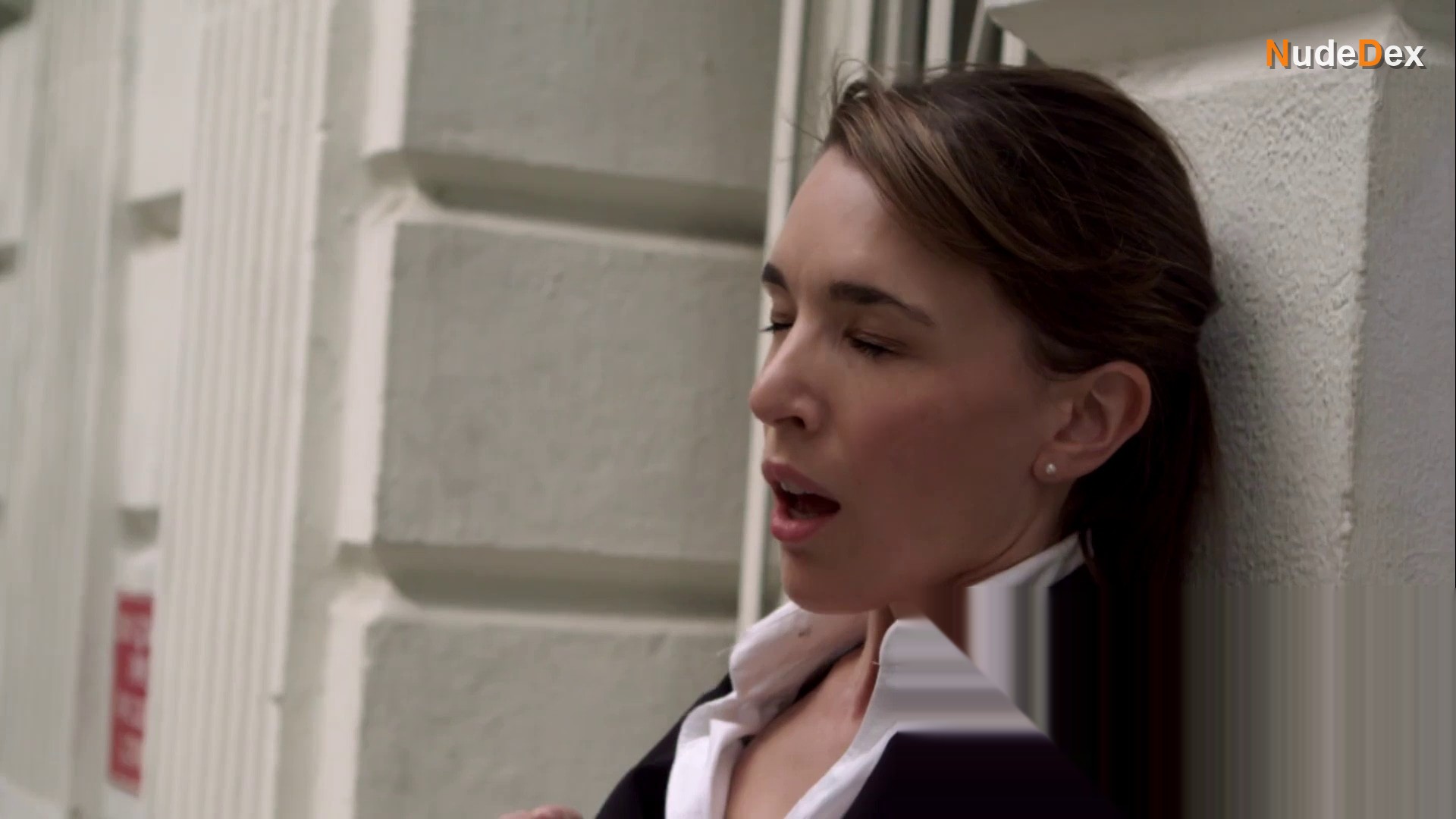 Laura Parker in Everybody Does It, photo 3