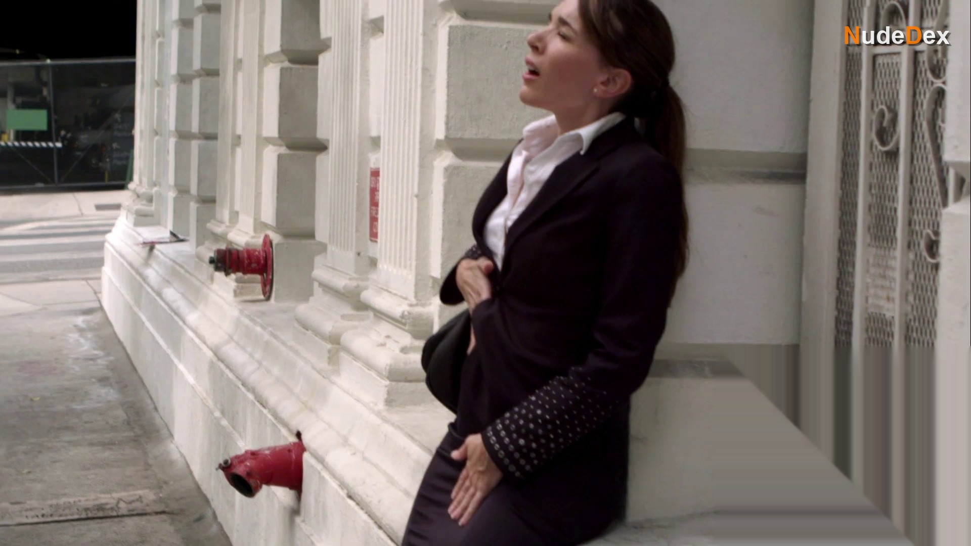 Laura Parker in Everybody Does It, photo 5