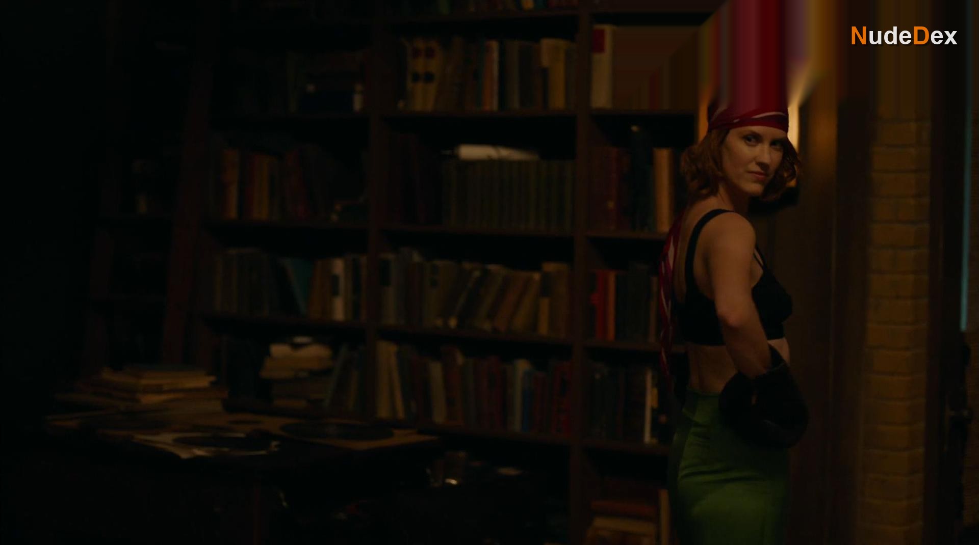 Lauren Lee Smith in Frankie Drake Mysteries, photo 3