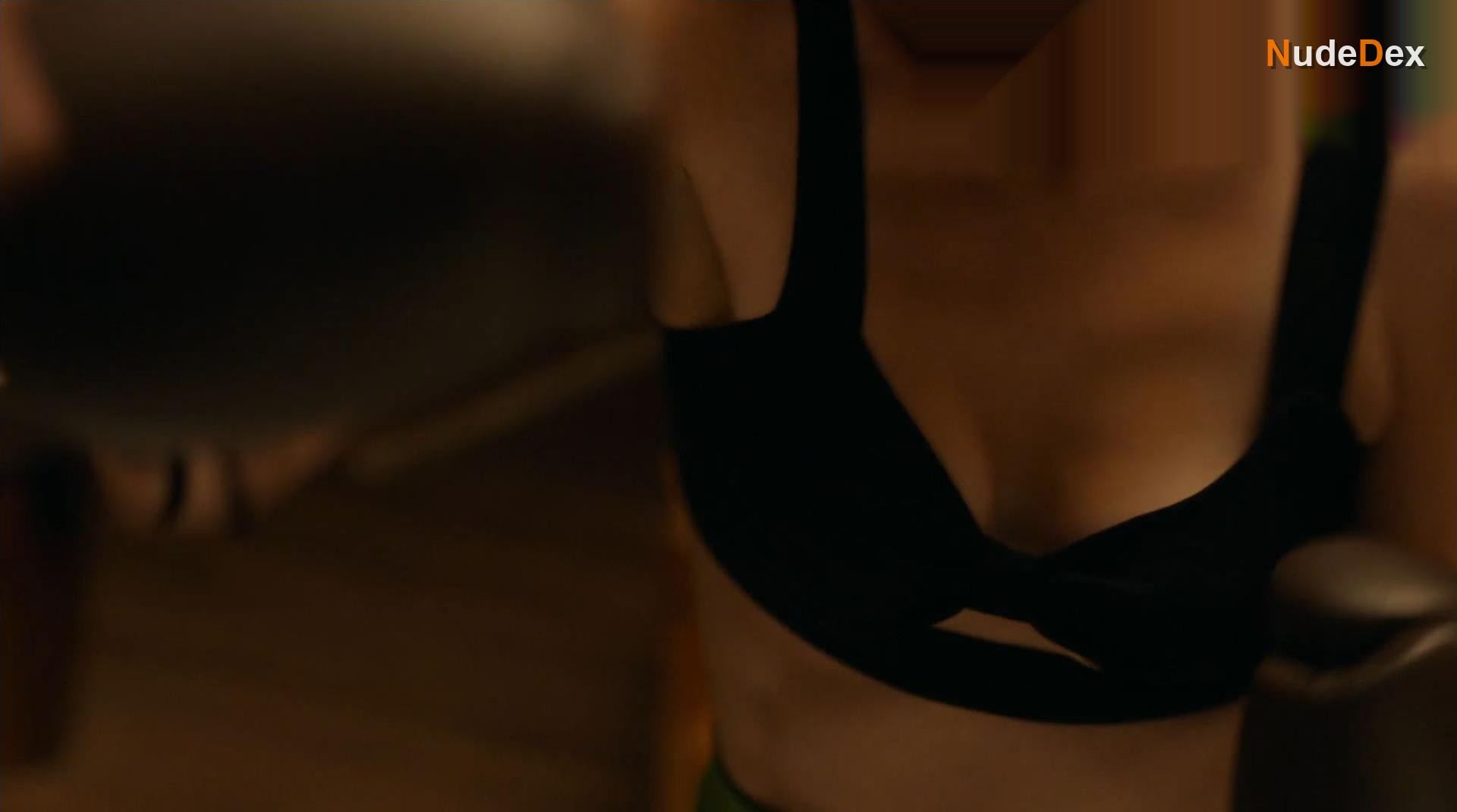 Lauren Lee Smith in Frankie Drake Mysteries, photo 6