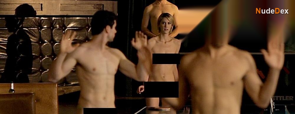 Lauren Lee Smith in Girl Walks Into A Bar, photo 3