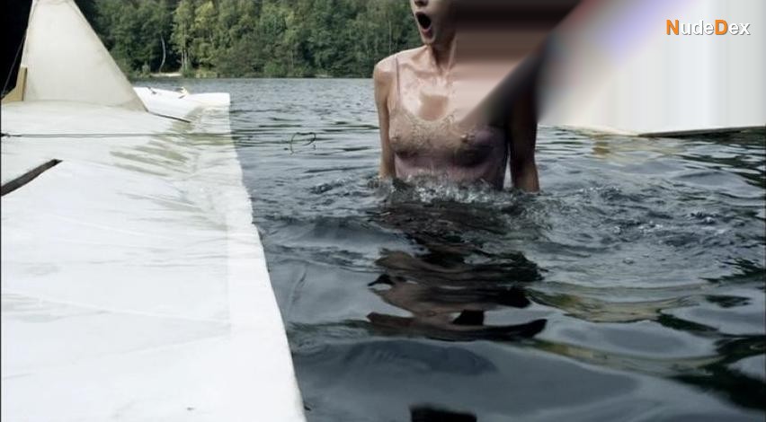 Lauren Lee Smith in Hindenburg, photo 7