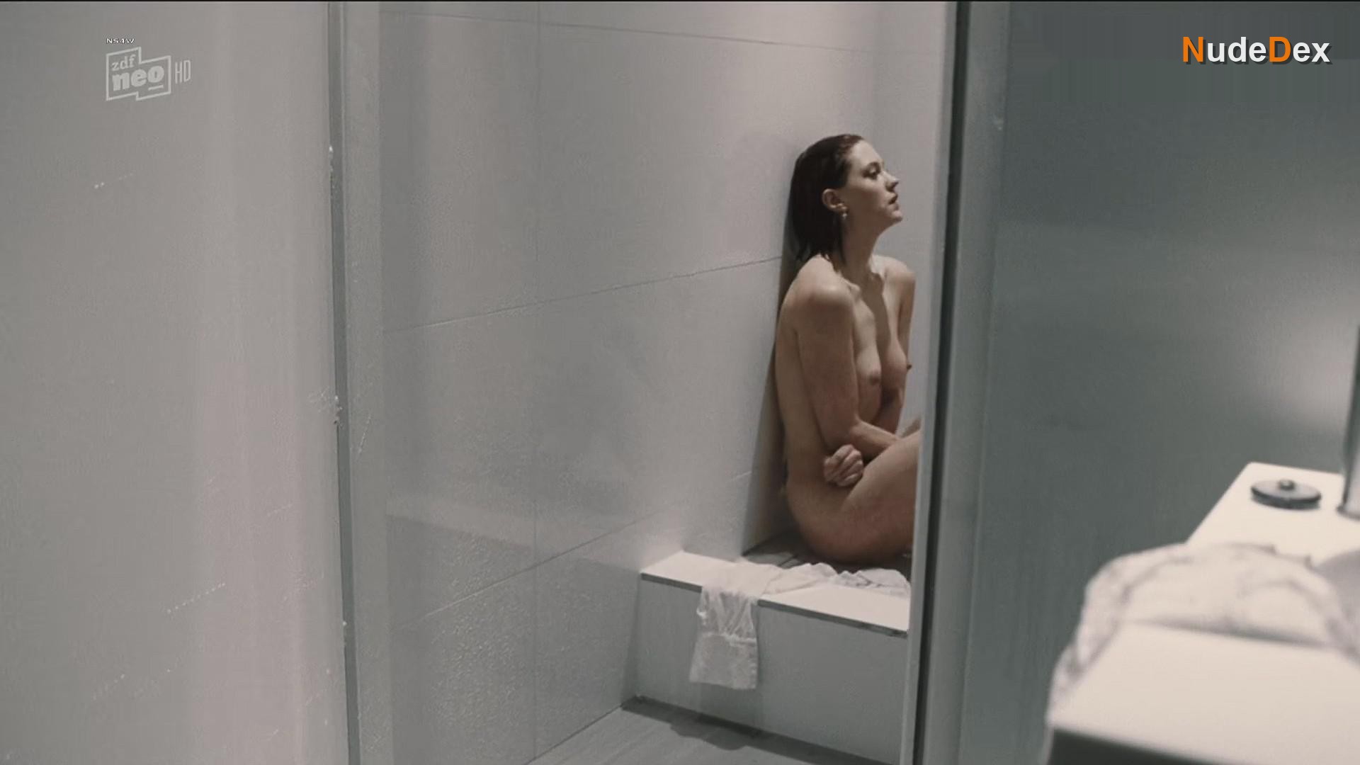 Lauren Lee Smith in One Way, photo 5