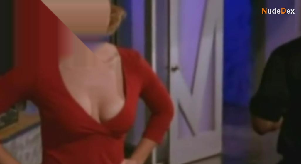 Leah Lail in V I P, photo 1