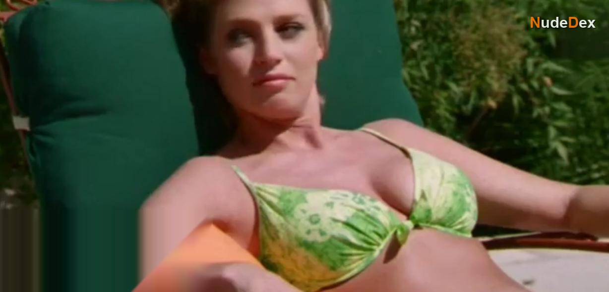 Leah Lail in V I P, photo 2