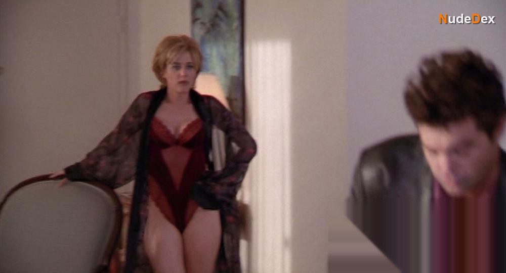 Leah Lail in V I P, photo 5