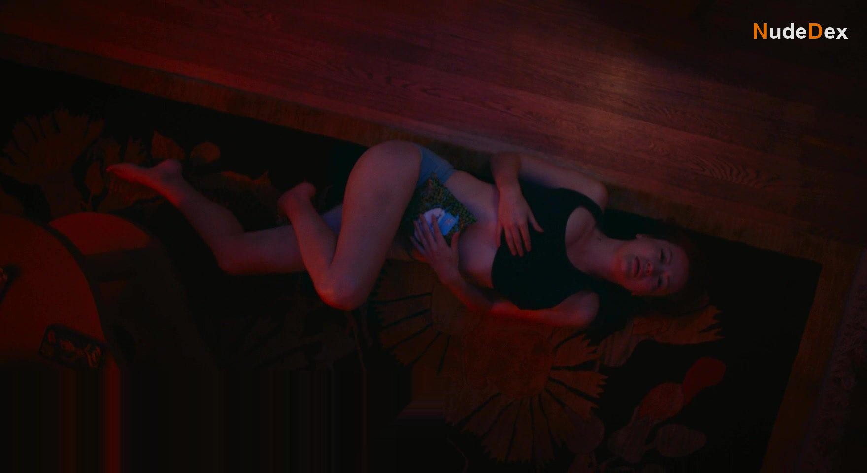 Leah Mckendrick in Scrambled, photo 4