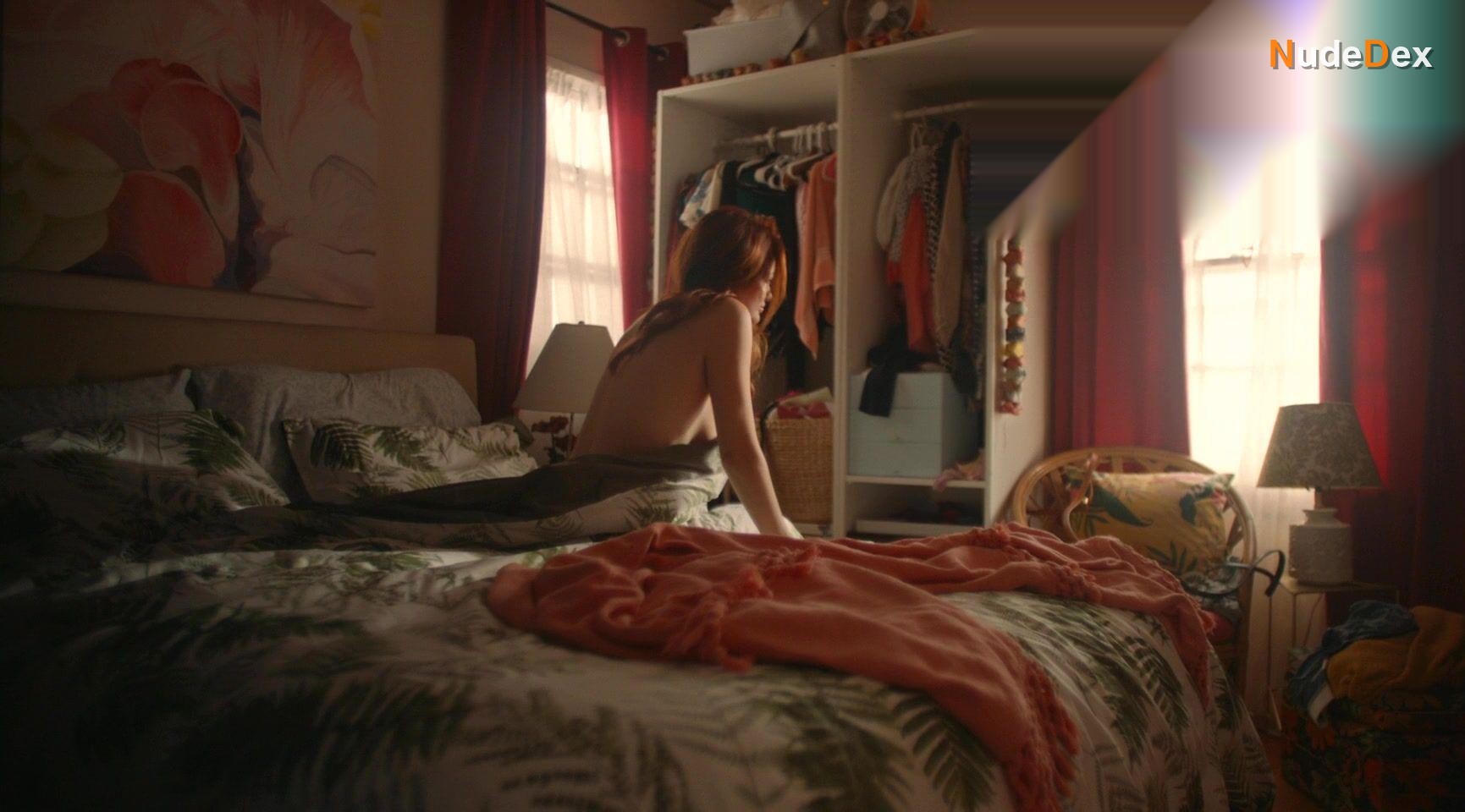 Leah Mckendrick in Scrambled, photo 15
