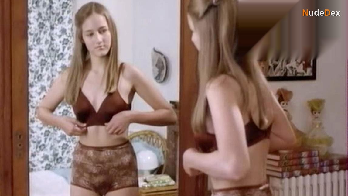 Leelee Sobieski in A Soldier S Daughter Never Cries, photo 4