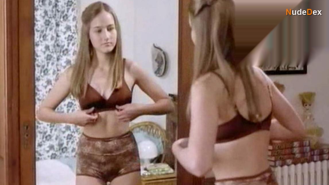 Leelee Sobieski in A Soldier S Daughter Never Cries, photo 5