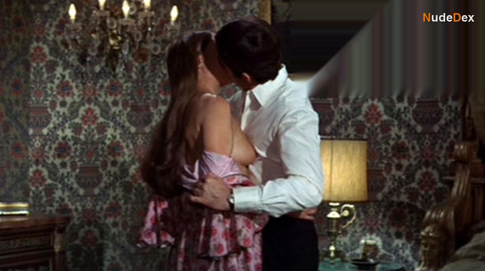 Leigh Taylor-young in The Adventurers, photo 3