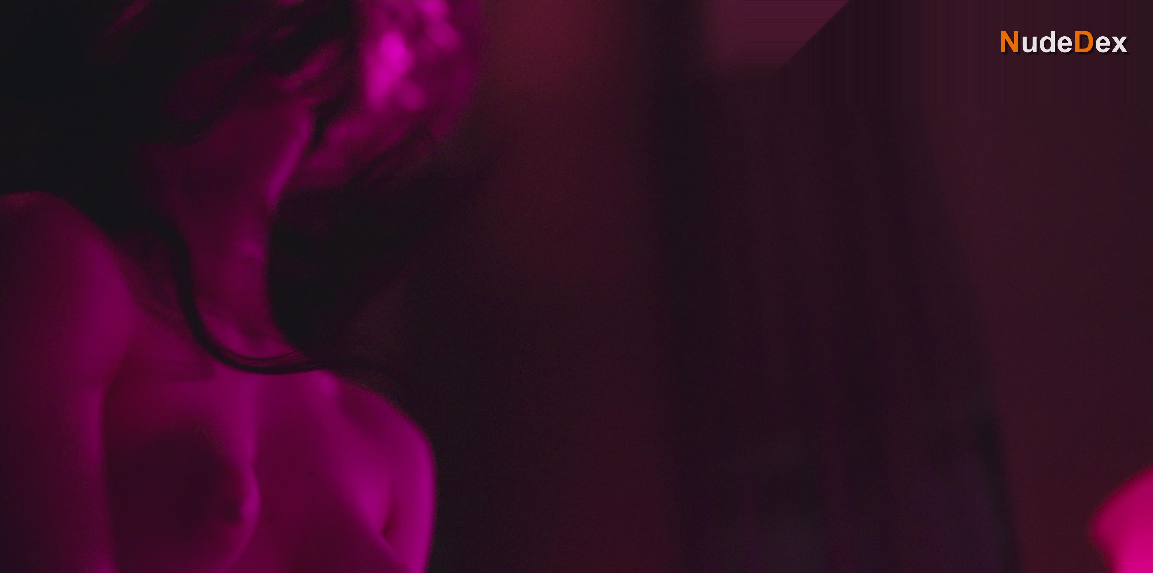 Leigh Truant in Sex/life, photo 2