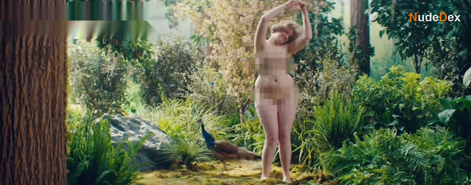 Lena Dunham in Saturday Night Live, photo 1