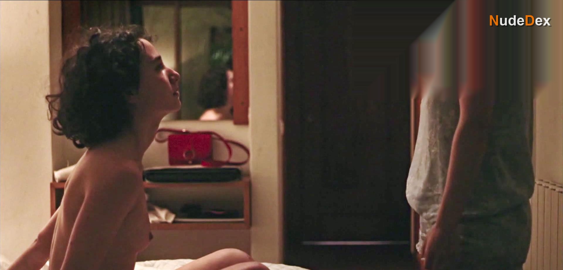 Leonor Vasconcelos in Living Bad, photo 1