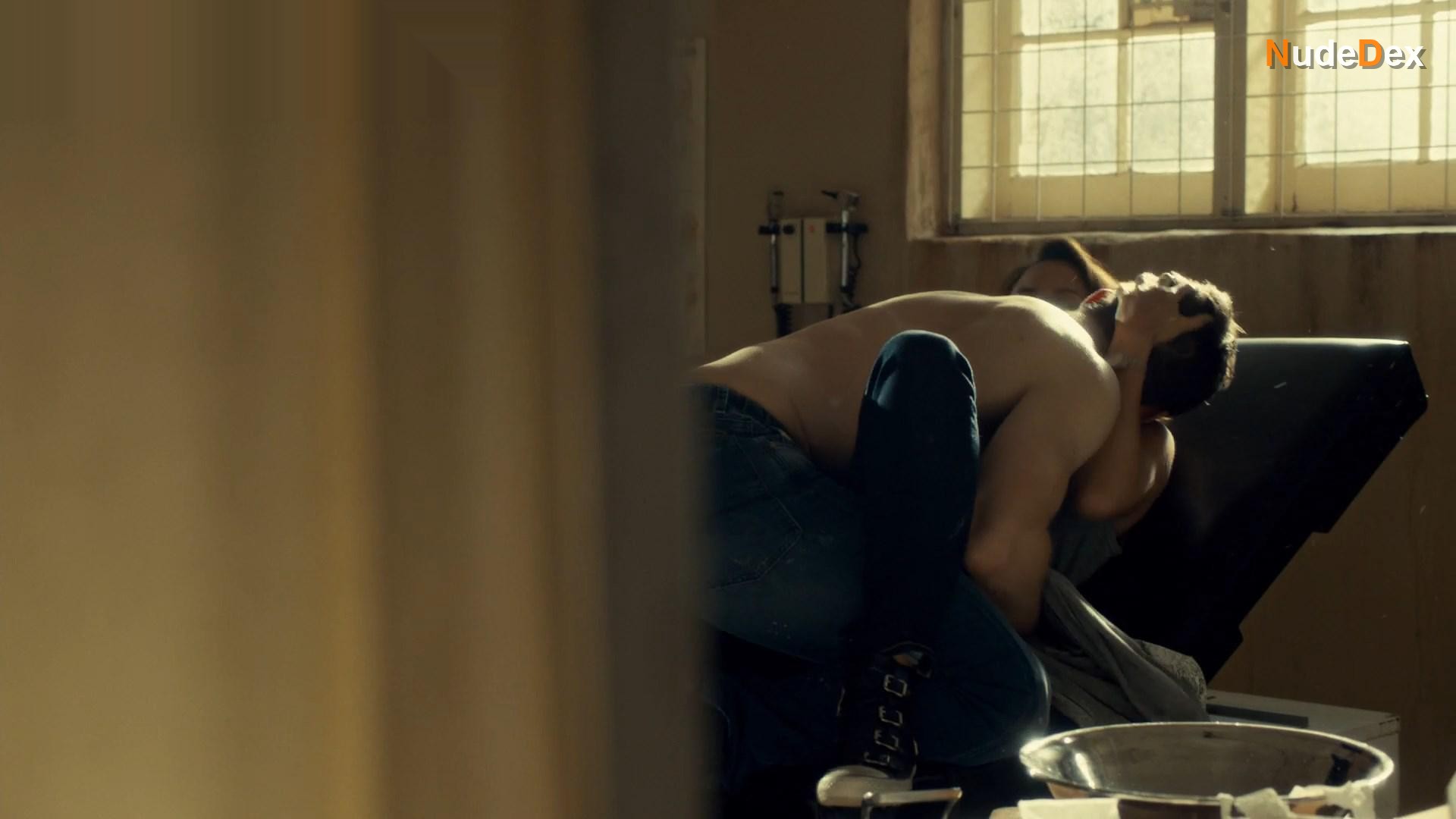 Lexa Doig in Saving Hope, photo 1