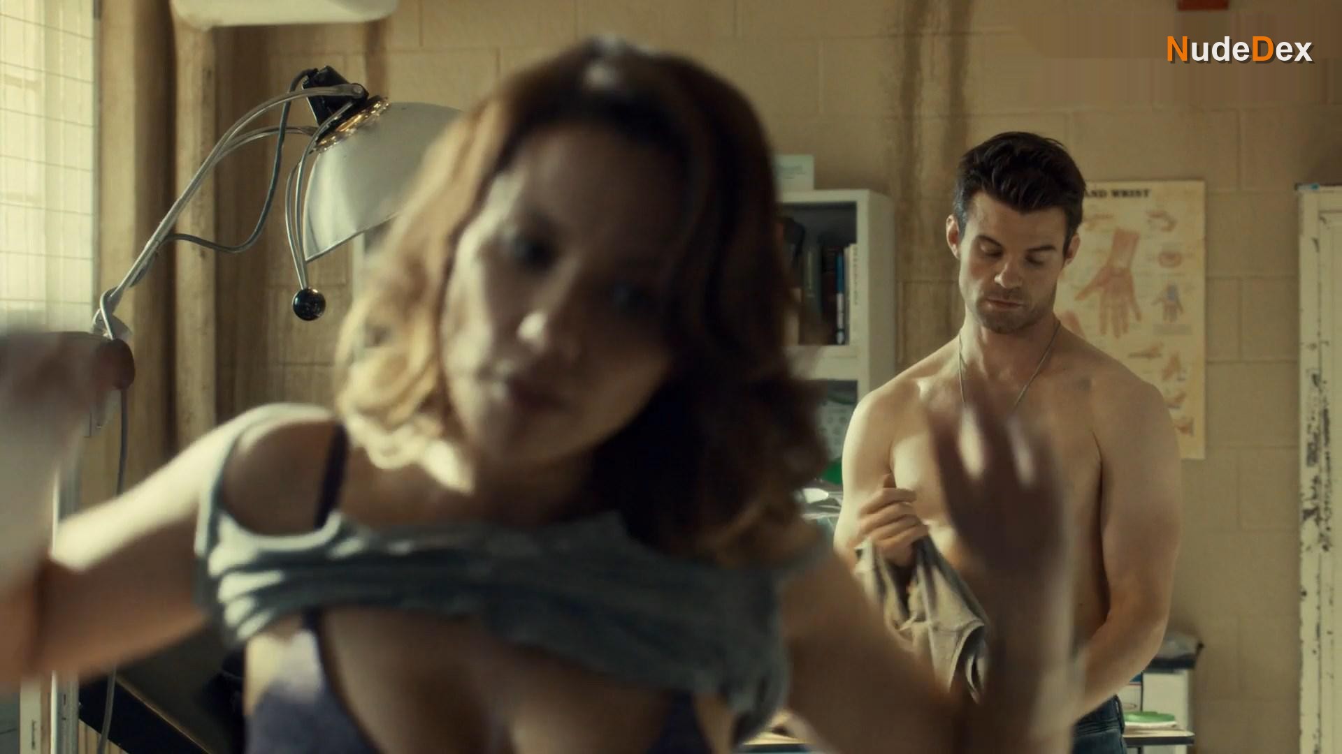 Lexa Doig in Saving Hope, photo 3