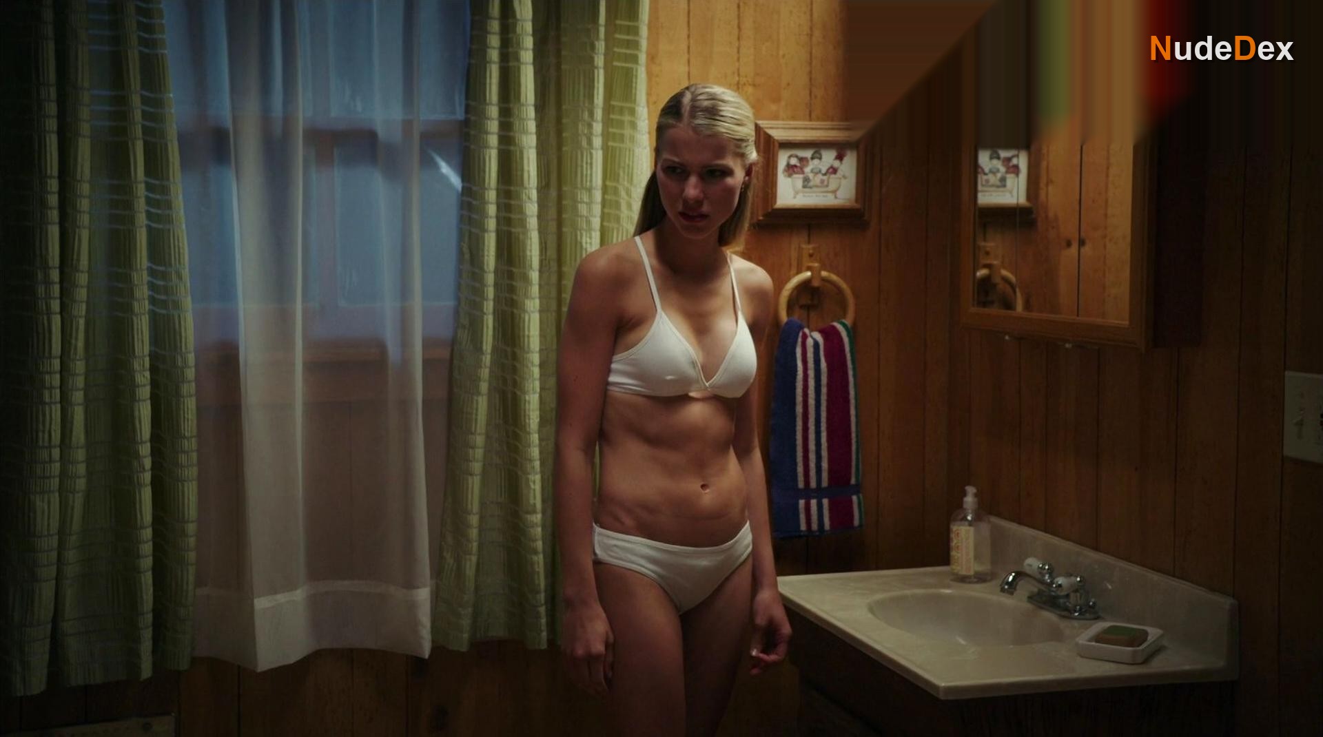 Lexi Atkins in Zombeavers, photo 3
