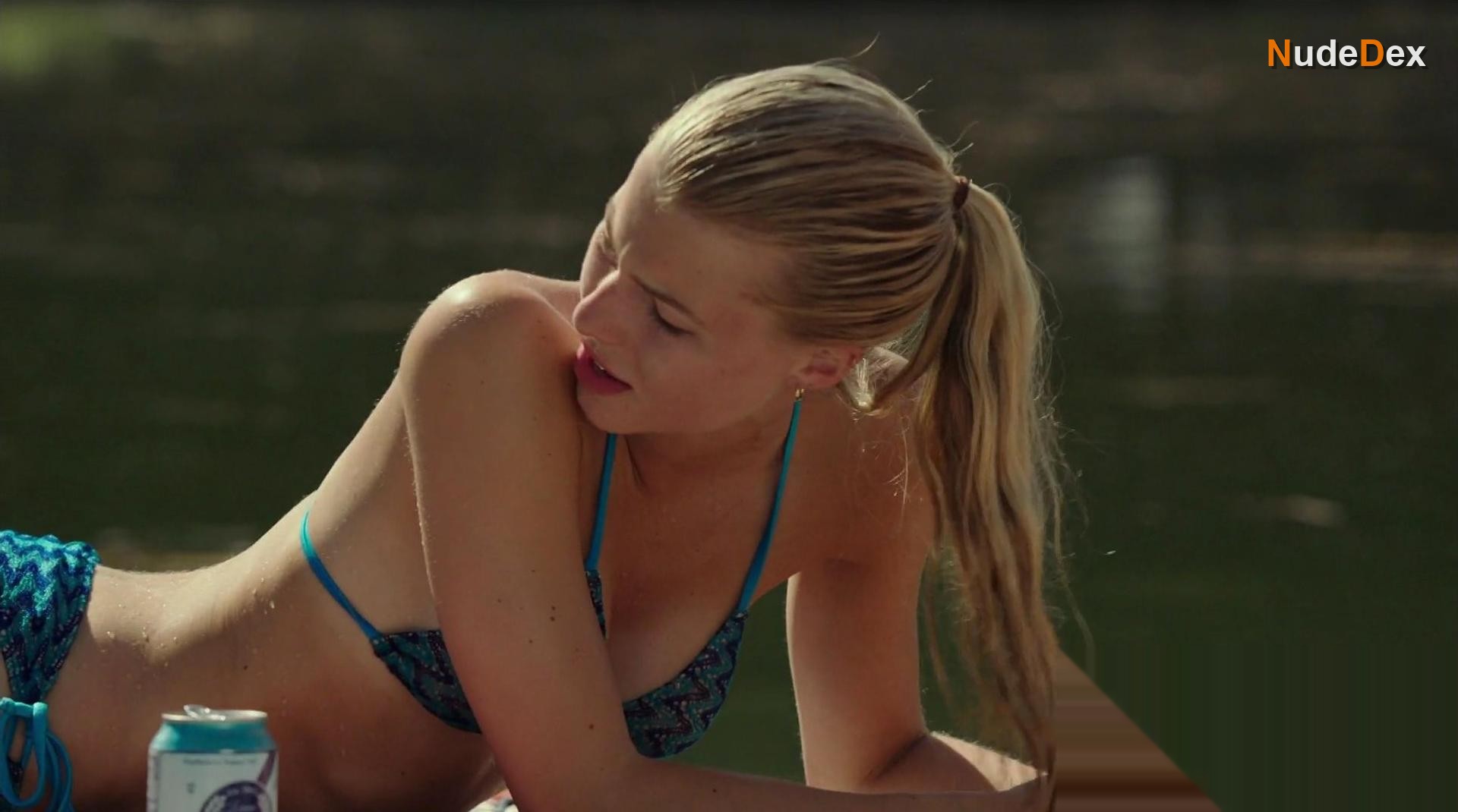 Lexi Atkins in Zombeavers, photo 6