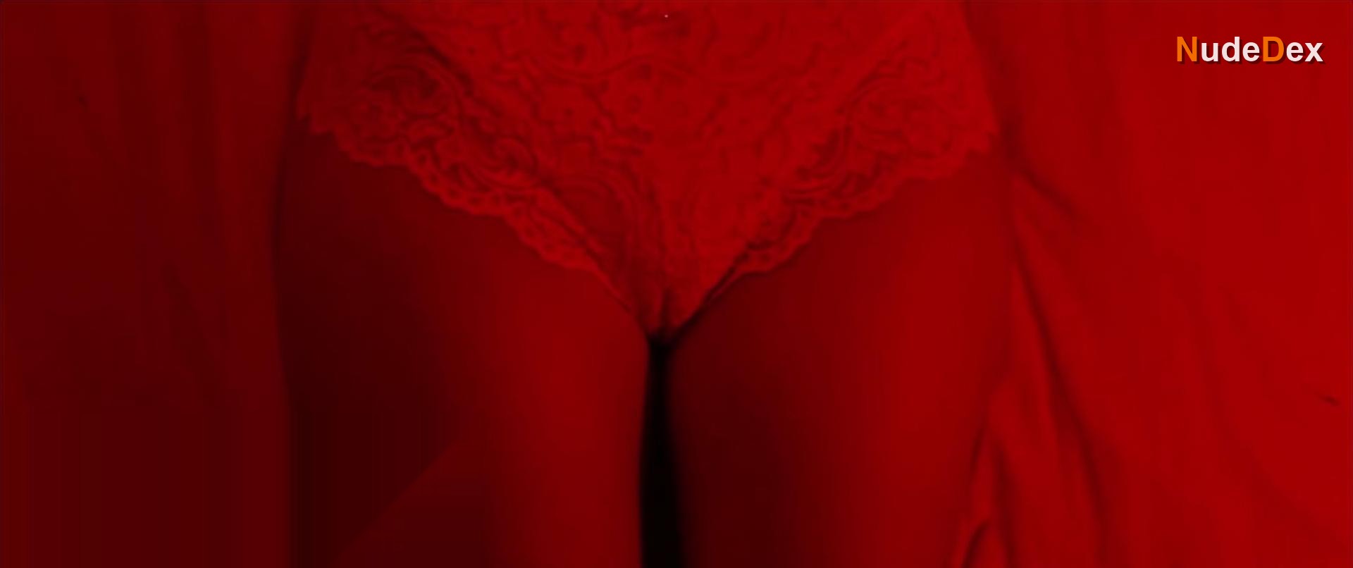 Lillian Lamour in Slit, photo 3