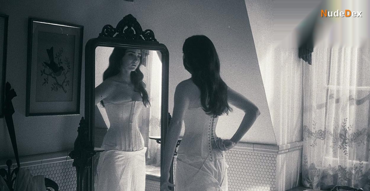 Lily Cole in The Moth Diaries, photo 3