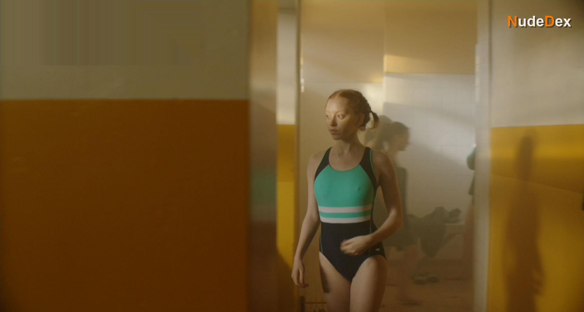 Lily Newmark in Pin Cushion, photo 4