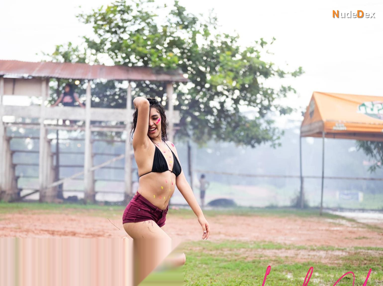 Linda Caba in Beach Babes, photo 7