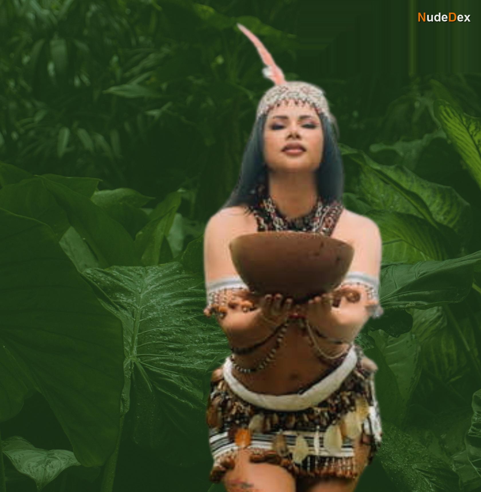 Linda Caba in Selva Peru, photo 4
