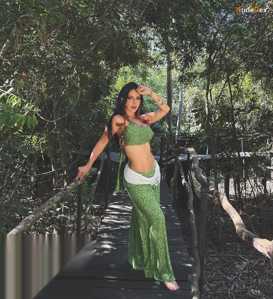 Linda Caba in Selva Peru, photo 8