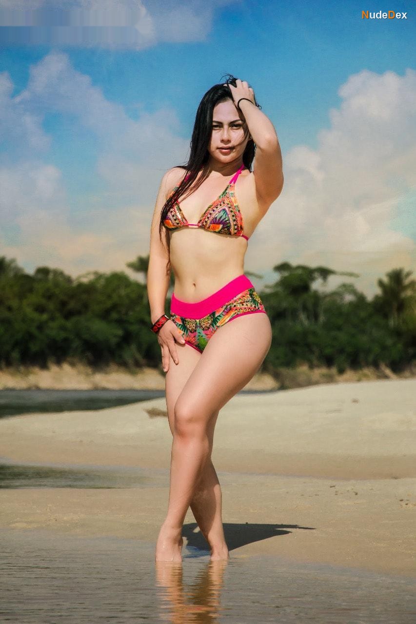 Linda Caba in Selva Peru, photo 18