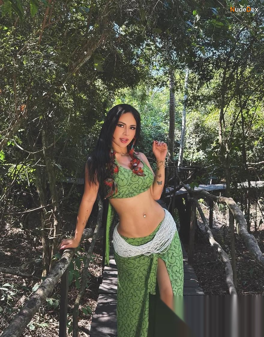 Linda Caba in Selva Peru, photo 31