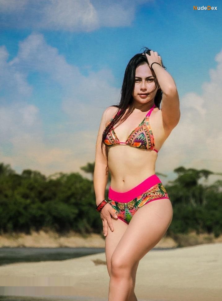 Linda Caba in Selva Peru, photo 34