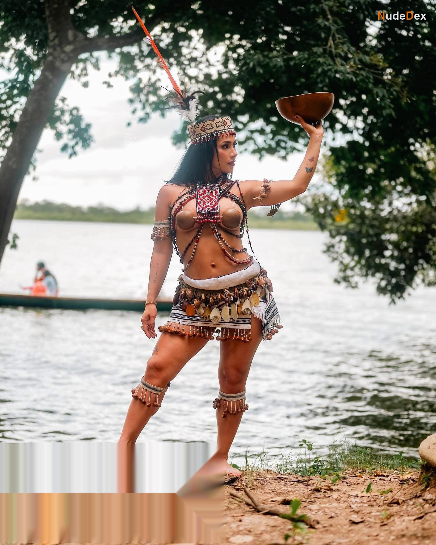 Linda Caba in Selva Peru, photo 35