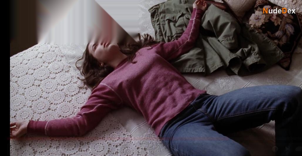 Linda Cardellini in Dead Man On Campus, photo 3